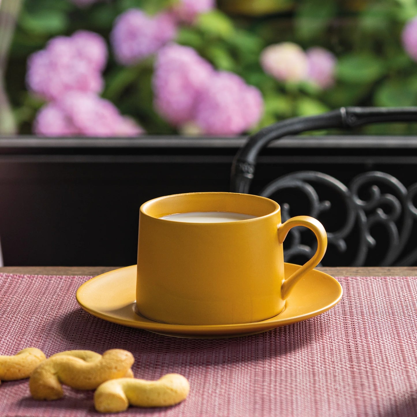 Levante tazza da tè e piattino